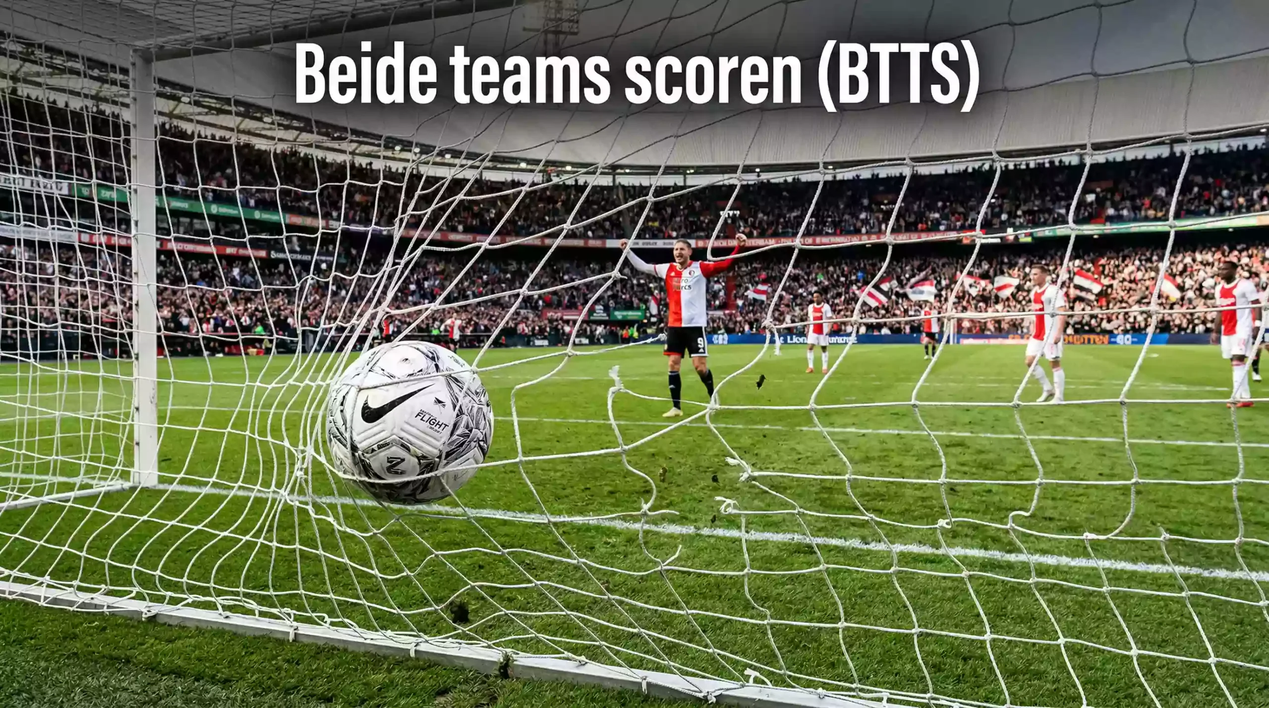 Voetbal in het net van een doel gezien vanuit achter het net