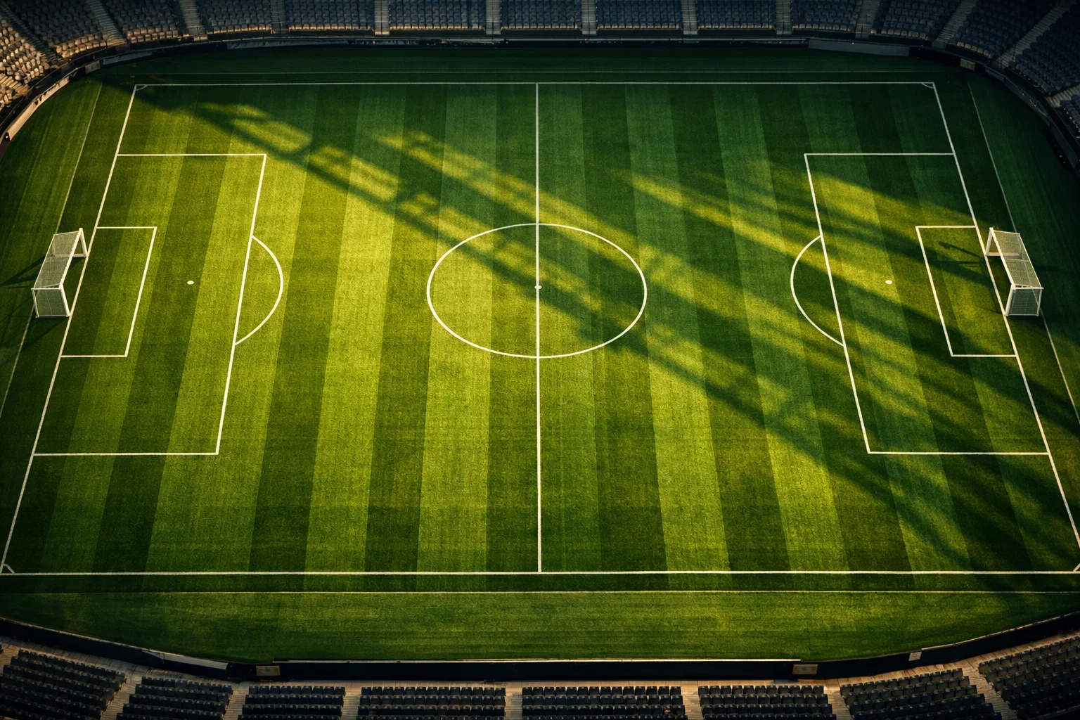 Voetbalveld vanuit hoge hoek met strategische lijnen